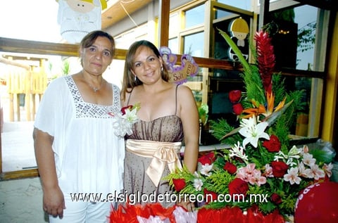 09082009 GuadalupeElenaAtayde Serrano, disfrutó de una despedida de soltera de la que fue organizadora sumamá Ernestina
SerranoMeza, quien con anticipación hizo las invitaciones correspondientes a familiares y amigas.