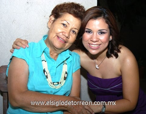16082009 Abril Susana Cortés Woo, festejó su cumpleaños en compañía de su mamá, Sra. María de Jesús Woo Favela.