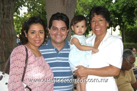 16082009 Mayela Martínez, Mario Cabrera, Azul Cabrera y Pilar Torres.