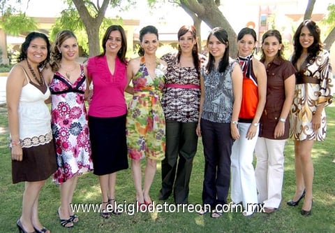 20082009 Acompañan a la festejada, su mamá, Sra. Ángeles Alvarado Cuevas, su futura suegra, Sra. Conchis Martínez de Salazar y su tía, Sra. Lulú Alvarado de Avilés.