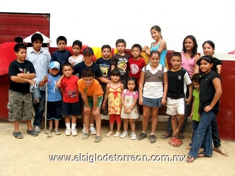 20082009 Pequeño triunfador. Michelito con los ganadores de la trivia de El Siglo de Torreón para la convivencia taurina.