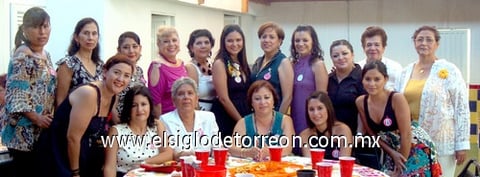 27082009 Narda Ramírez Vega el día de su fiesta prenupcial junto a Romelia Vega, Claudia de Ornelas, Meche Vera, Mariel de Estrello, Susy, Natalia y Lulú Vega, Mireya de Valdés, Cecy Vega, Mónica del Real, Marilú Pizarro y Silvia Pizarro, Corina de Vega, Alejandra Vega y Cheli de Vega.