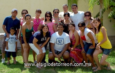27082009 José Darío de la Garza Flores festejó su cumpleaños con una albercada rodeado de sus numerosos amigos.