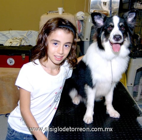 26082009 Dana Sofía Lima Rodríguez con la perrita 'Matilda'.