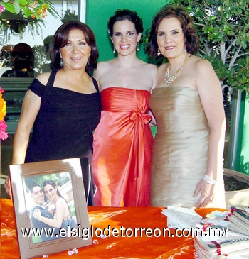 20082009 La feliz novia, en compañía de las organizadoras de su fiesta prenupcial, su mamá, Sra. Silvia Arredondo de Plouin y su futura suegra, Sra. Guadalupe Varela de González.