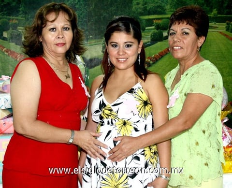 27082009 Karla Elizabeth García de Rodríguez en compañía de las organizadoras de su fiesta de regalos para bebé: Ivonne Reyes de la O y María del Rosario Gutiérrez.