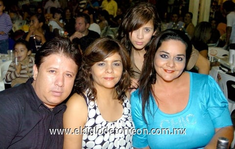 27082009 Raúl Cornejo, Lidia de Cornejo, Mayra Sandoval y Andrea Cornejo.