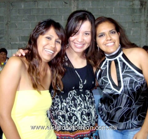 27082009 Sandy, Myrna y Liz, en pasado evento social.