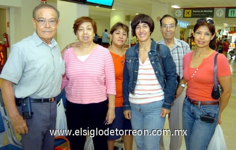 25082009 Regresan a Ciudad Juárez después de pasar unos días por La Laguna, Amira de la Rosa y Sandra, quienes fueron despedidas por las familias Sánchez Pérez y De la Rosa Salazar.