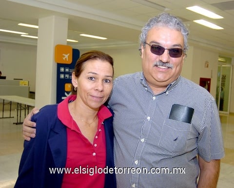 27082009 Maru y Héctor Villarreal regresaron de la Ciudad de México.