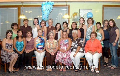 16082009 Acompañan a la futura mamá, sus amistades y familiares más cercanas.