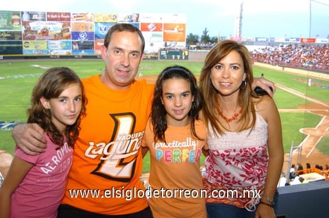 16082009 Andrea, Florencio, Camila y Araly.