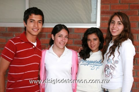 31082009 Compañerismo. Mario Favela, Sofía Rojas, Leslie Chávez y Jenifer Beuchot.