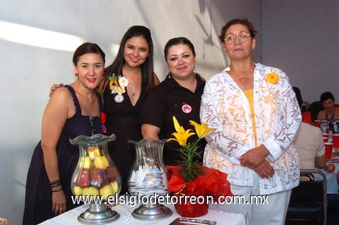 29082009 Narda Ramírez Vega junto a las organizadoras de su fiesta prenupcial: Mónica de Ramírez, Cecilia V. de Ramírez y Mayra Ramírez.