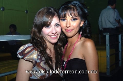 31082009 Cecy Sifuentes y Dulce Marquez.