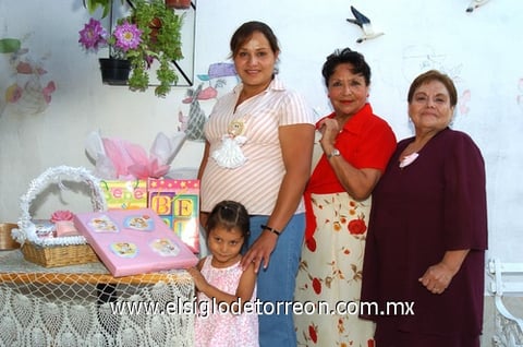 29082009 Lucy Jasso de Pérez junto a las organizadoras de su fiesta de canastilla: Hermila Jasso y Susana Jasso, así como su pequeña hija.