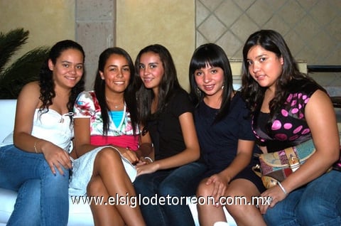 29082009 Estefy, Paulina, Andrea, Aly y Anna disfrutaron de reciente festejo social.