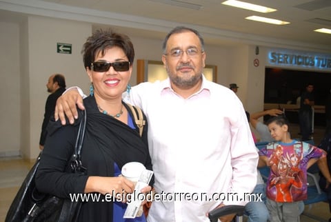 31082009 Marina Arvizu y Jorge Vargas captados en la sala de espera del aeropuerto.