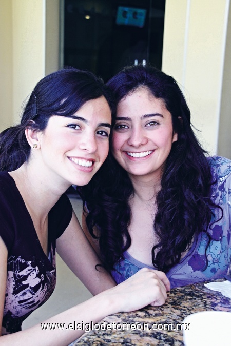 ENTRE AMIGAS EriHernández yMónicaGarcía, compartiendo agradables momentos durante una reunión.