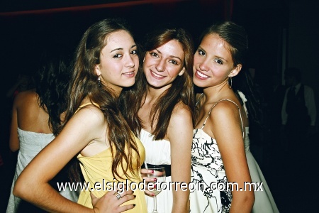 AGRADABLE FESTEJO Anilú Álvarez, Lauris Alonso y Ana Lorena Castro, felices lucieron durante la celebración de fin de cursos de su colegio.