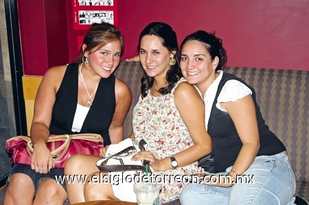 TARDE DE CAFÉ Carmina Fernández, Violeta Parra y Lili Leal, disfrutando de la compañía y una amena charla.
