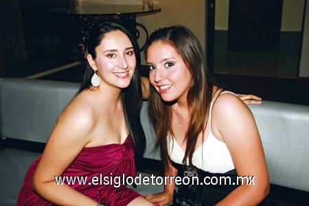 EN GRADUACIÓN Mónica Ayala y Andrea Luna, fueron captadas durante los festejos de fin de cursos del colegio Americano.