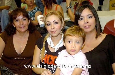 23082009 Annette Castañeda, Ana María Acuña, Paola Castañeda y Roberto Sánchez.