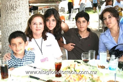 23082009 Silvia Villarreal acopañada por Angélica Garza, Andrea Lozano, Jerry Lozano y Sebastián Lozano.
