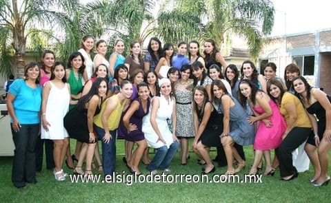 21082009 Numeroso grupo de amigas y familiares, que acompañaron a Angélica en su fiesta de despedida de soltera.