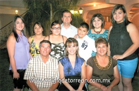 30082009 Acompañan a la festejada, sus papás, Sres. Francisco Javier López Rangel y María Teresa Salazar de López; su hermano, Francisco Javier López; su cuñada, María Dolores Montoya de López; sus hermanas, Liliana y Jésica López Salazar; sus sobrinas, Valeria y Alondra y su hijo Luis Alfredo Aguilera.