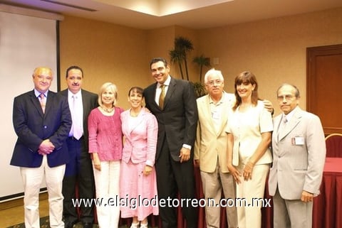 23082009 Las expositoras junto a médicos del Hospital Ángeles Torreón, quienes en conjunto hicieron posible el curso-taller de mama.