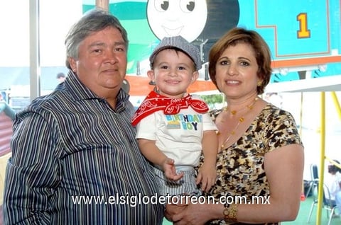 30082009 Captados con el festejado, sus abuelitos, Sres. Dr. Óscar Cervantes Álvarez y Rosa María Valles de Cervantes.
