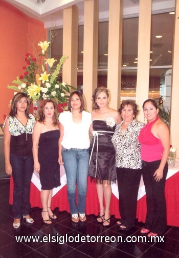 23082009 Acompañan a Selene en su fiesta prenupcial, Ely Sánchez, Blanca Barajas, Hilda Acosta, Mary Barajas y Lucía Mireles.
