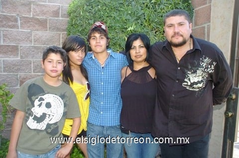 21082009 Alejandro Ramos en su cumpleaños en la compañía de sus papás Alejandro y Sabrina, hermanos Miguel y Sabrina.