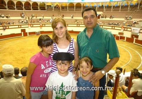 23082009 Daniela, Gabriela, Manuel, Manuel Jr. y Oralia Tolentino.