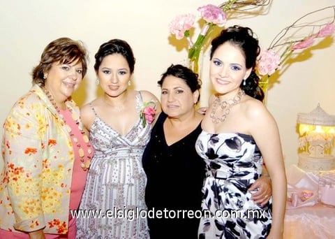 23082009 La festejada en compañía de su suegra, Sra. Lupita Hernández de Gaucín, su mamá, Sra. Irlanda Monsiváis de Cueto y su hermana, Sofía Cueto de Necochea.