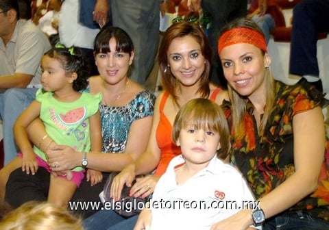 23082009 Patricia y Paty Tello, Alicia Valdez, Renato Izaguirre y Liliana González.