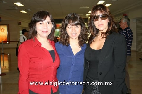 28082009 Hogar. Virginia Chapa llega de México y la reciben su hermana Yazmín y su sobrina Elda.