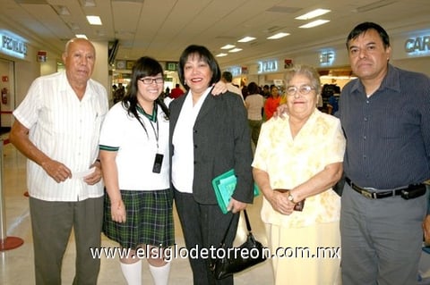28082009 Sinaloa. María del Carmen Mata viaja a Mazatlán, la despiden Laura y Salvador Mata, Cuquita y Ricardo Mata.