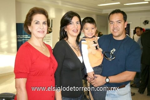 21082009 Gaby Destenave de Torres y Rodrigo Torres se fueron con destino a la Ciudad de México y fueron despedidos por Mari Carmen de Destenave y Luis Manuel Torres.