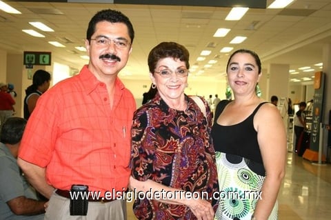 21082009 Raúl y Myrna despidieron a su mamá, Sra. Myrna de Santoyo, quien se fue a la Ciudad de México.