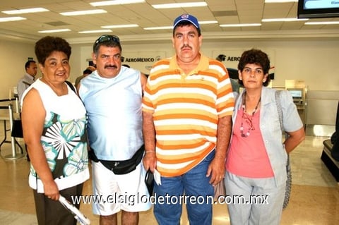 21082009 Fátima Morales de Salvarrey, Francisco y María Engracia Salvarrey despidieron a Enrique Salvarrey al emprender un viaje a Chicago, Illinois.