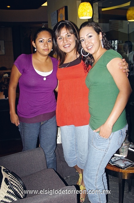 ENTRE AMIGAS LauraMéndez y PatriciaWong, paseando por las plazas comerciales de esta ciudad.
