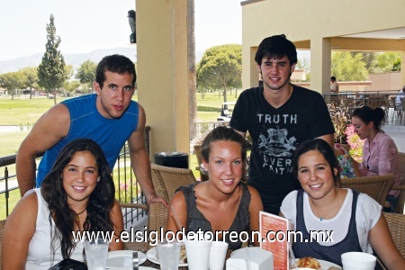 MERENDANDO Ángela, Carola, Lorena, Esteban y Alejandro, conviviendo amenamente.