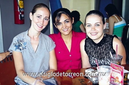 TARDE DE CAFÉ Karla, Bernardeth y Sandra, disfrutando de una deliciosa bebida.