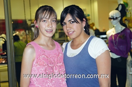 DE COMPRAS Sheila y JocelynMichael Bollaín, por las plazas comerciales laguneras.