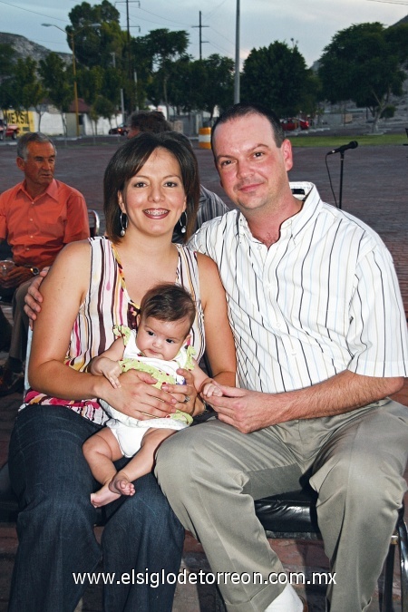 REMEMORAN Estela, Regina y Carlos Raúl De Alba, durante los festejos de la Independencia de Francia.