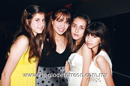 CELEBRACIÓN Viviana, Sofía, Andrea y Beve, disfrutando del fin de cursos 2009.
