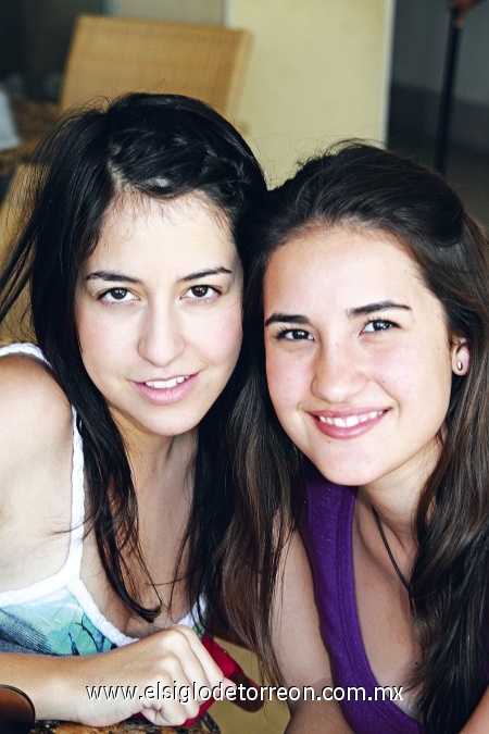 GRATOS MOMENTOS Alejandra Fernández y Katia Hernández, disfrutando de sus vacaciones.
