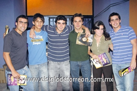 MÁXIMA DIVERSIÓN Lorenzo, Oscar, Luis, Ricardo, Sari yMarco, pasaron una noche inolvidable durante el concierto de Arjona.